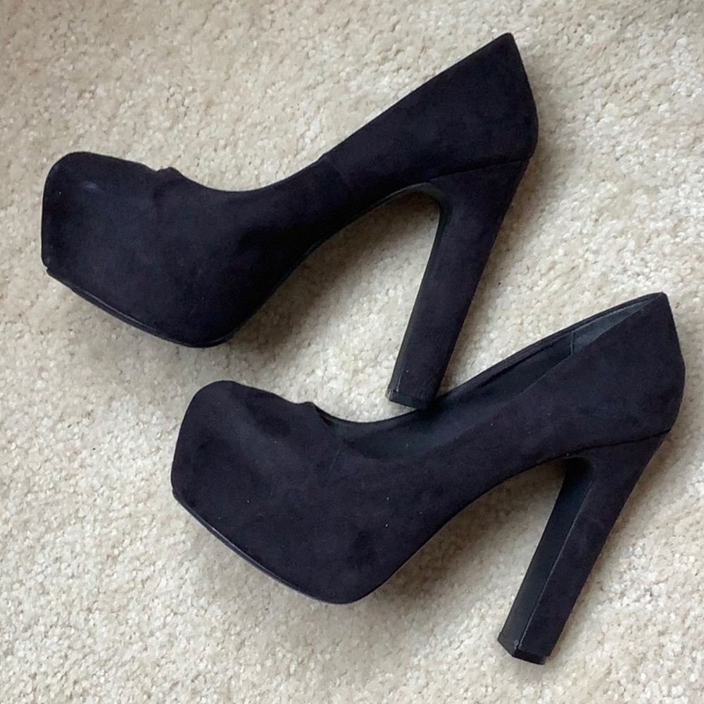 H&M Black Suede Women's Round Toe Pump Heels with hidden platform - size 8.5